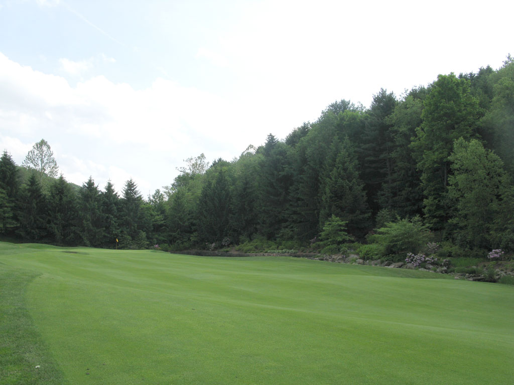 10th Hole at Laurel Valley Golf Club (432 Yard Par 4)