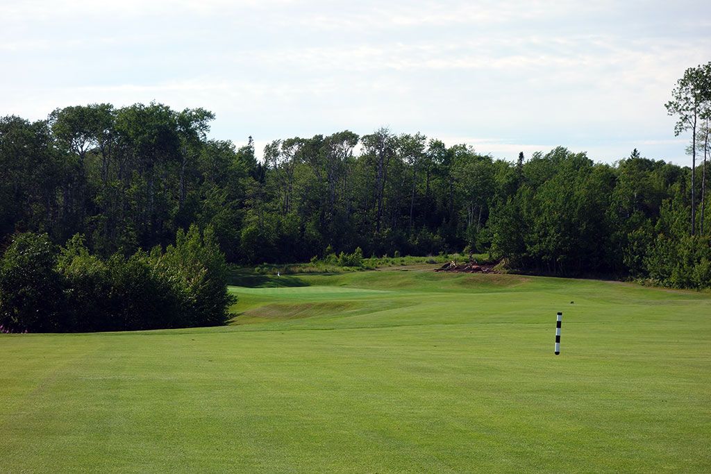 9th Hole at Dundarave Golf Course (421 Yard Par 4)