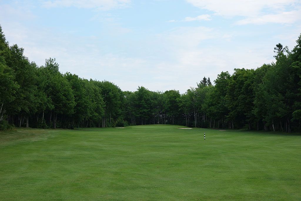 10th Hole at Mill River Golf Course (491 Yard Par 4)