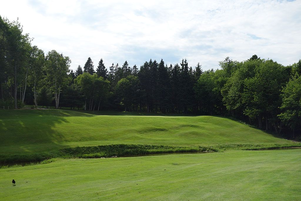 7th Hole at Mill River Golf Course (419 Yard Par 4)